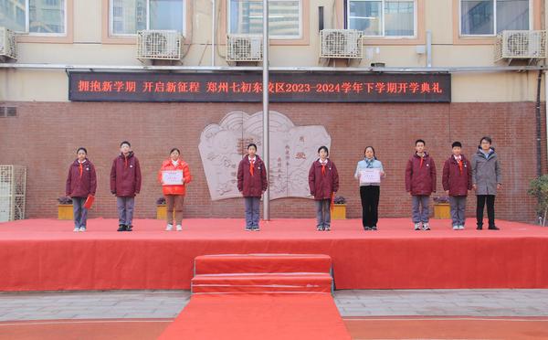 10团委刘冰书记为志愿服务先进集体颁发证书